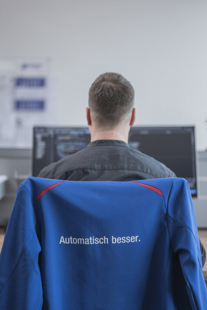 Arbeiter mit bedruckter Penta Electric Jacke mit der Aufschrift "Automatisch besser"
